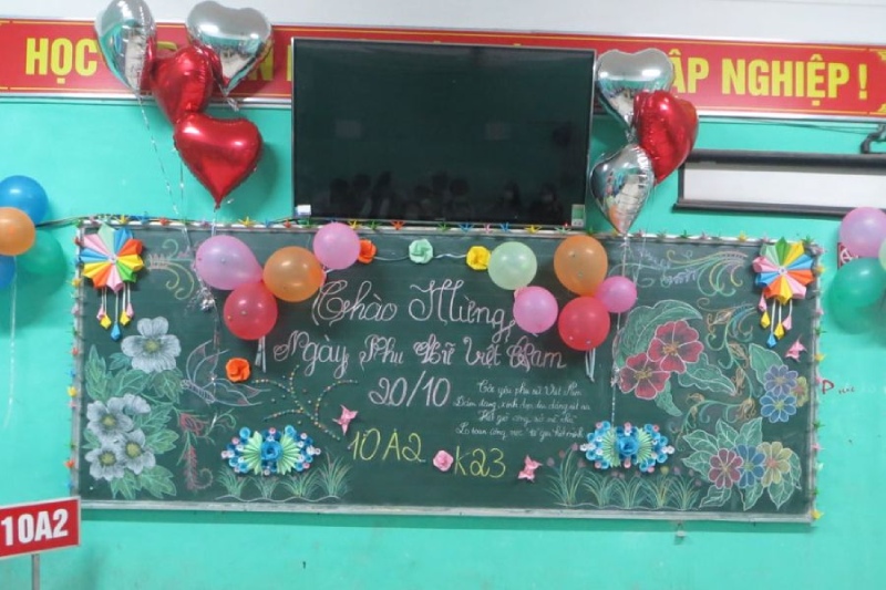 Bảng 20/10 trang trí bóng bay, hoa giấy và chữ chào mừng