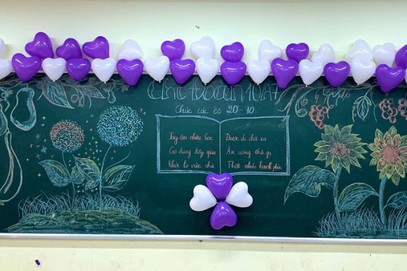 Trang trí bảng 20/10 với hoa cẩm tú cầu và bóng bay hình tim tím trắng