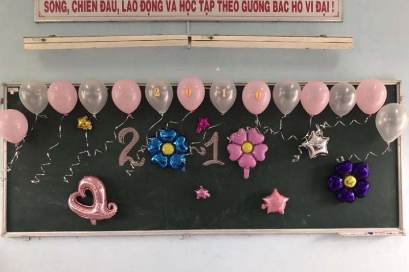 Bảng 20/10 gắn bóng bay màu hồng trắng và hoa nổi 3D