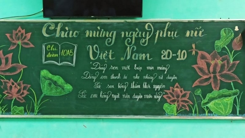 Bảng vẽ hoa sen, dòng chữ chào mừng ngày Phụ nữ Việt Nam 20/10