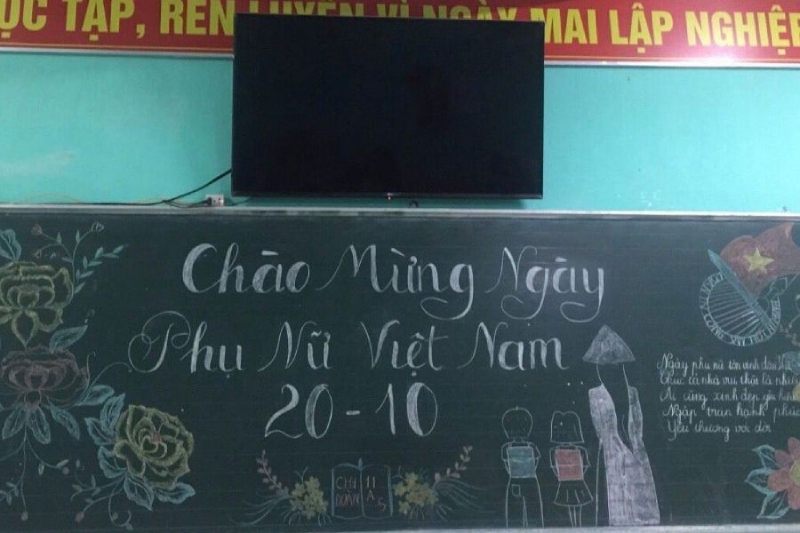 Trang trí bảng 20/10 với hoa và hình ảnh học sinh cùng cô giáo