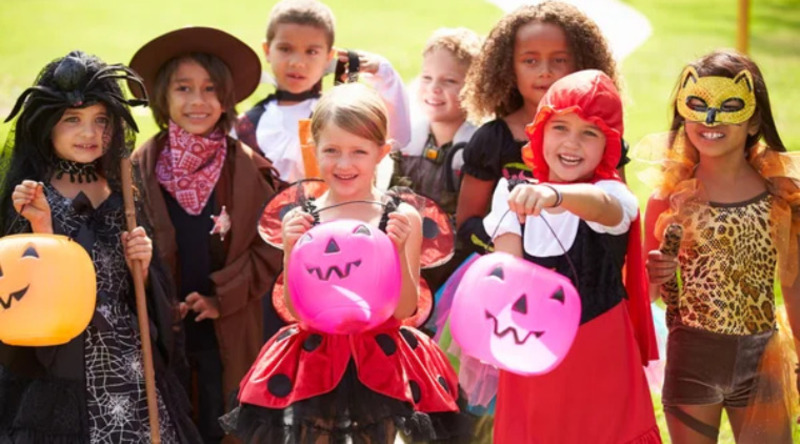 Các trẻ em hoá trang Halloween vui nhộn