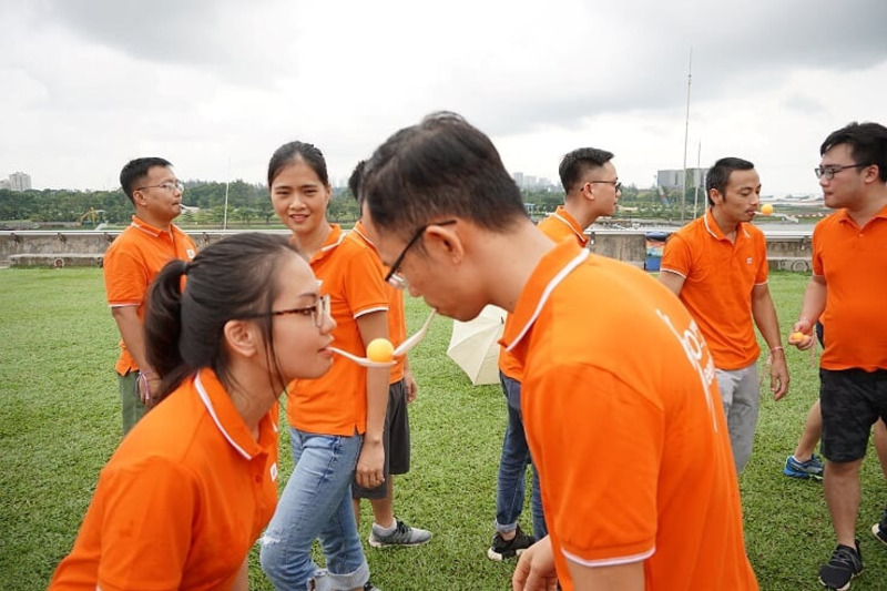 Trò chơi chuyền bóng bằng thìa
