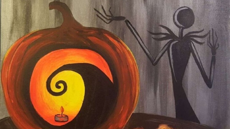 Bí ngô Halloween với ánh nến xoáy sáng và hình bóng nhân vật ma quái