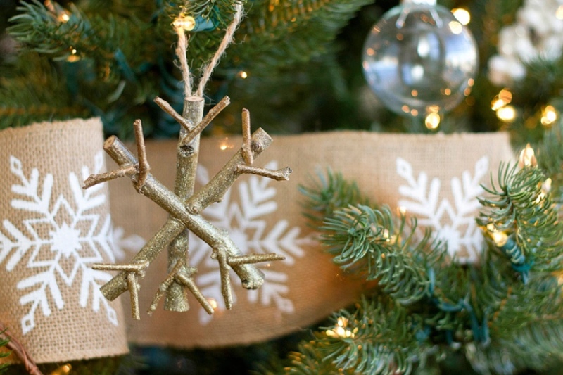 Trang trí Giáng Sinh với bông tuyết làm từ cành cây