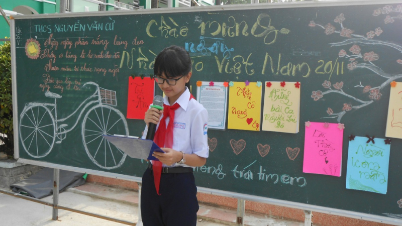 Học sinh đọc bài văn 20/11 dành tặng thầy cô cấp 2