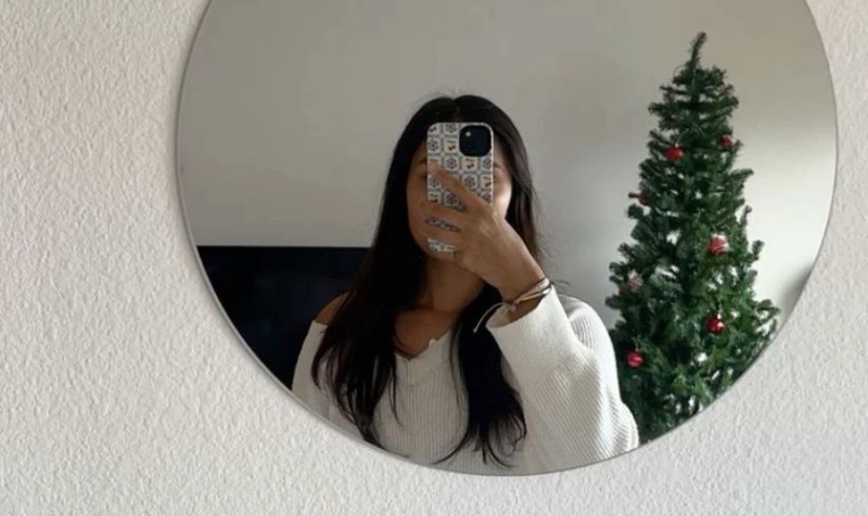 Chụp ảnh Giáng Sinh trước gương tròn