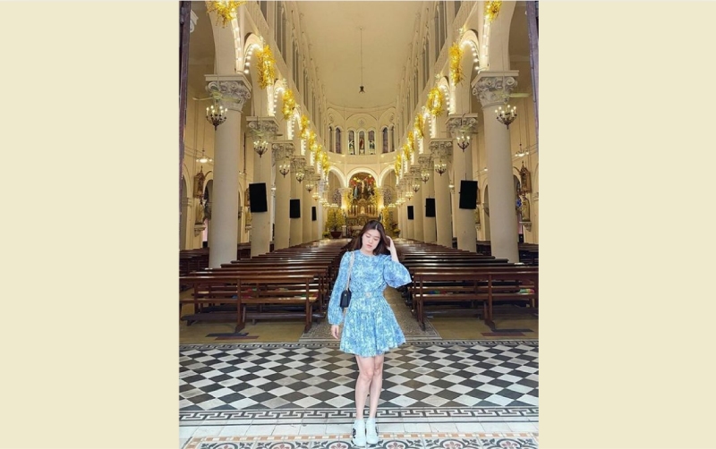 Tạo dáng chụp ảnh Noel tại thánh đường nhà thờ