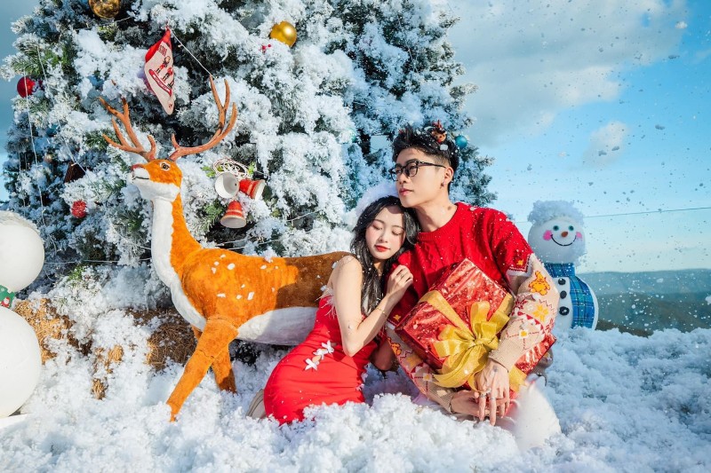 Tạo dáng chụp ảnh Noel với tuyết giả