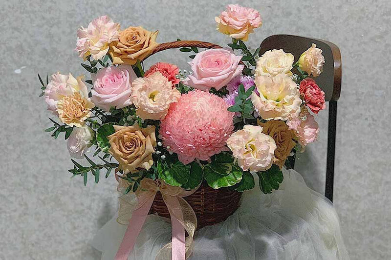 Giỏ hoa hồng và cẩm chướng
