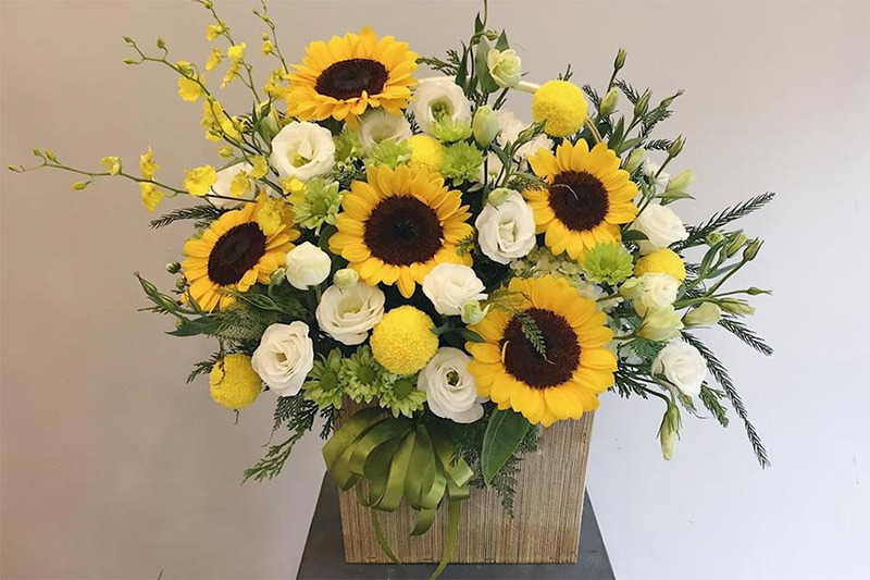 Giỏ hoa hướng dương màu vàng