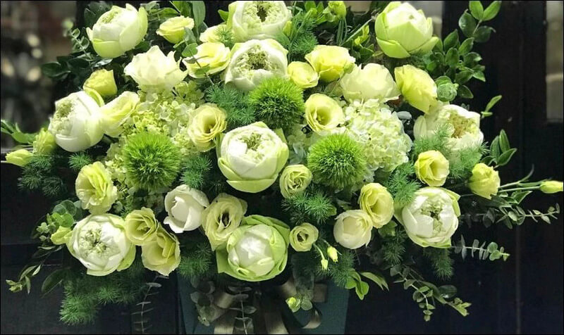 Cắm hoa trong lẵng hoa sen