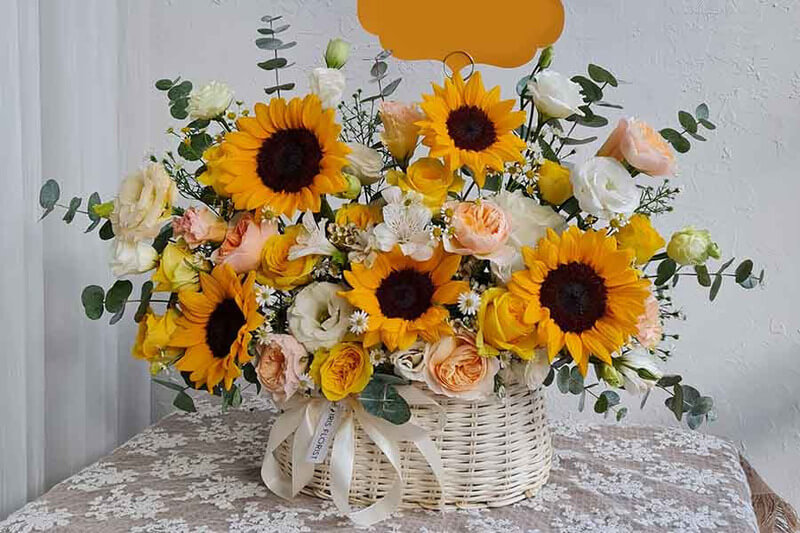 Giỏ hoa hướng dương kết hoa hồng