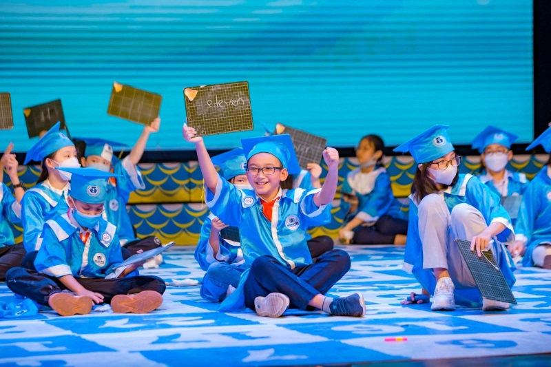 Hình ảnh những em học sinh tiểu học tham gia rung chuông vàng