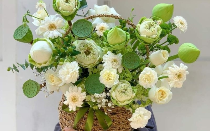 Giỏ hoa sen trắng trang nhã