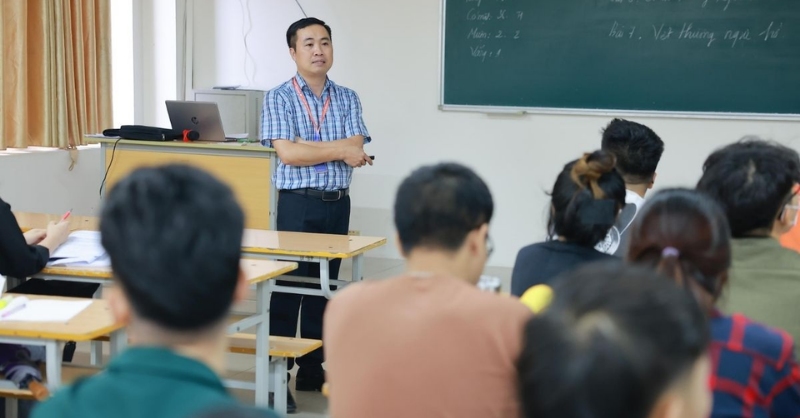 Khoảng khắc thầy giáo đang truyền đạt kiến thức