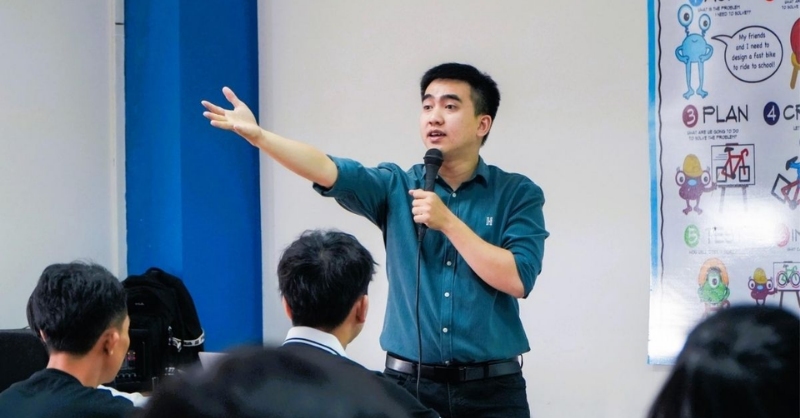 Hình ảnh thầy giáo trẻ đang giảng dạy