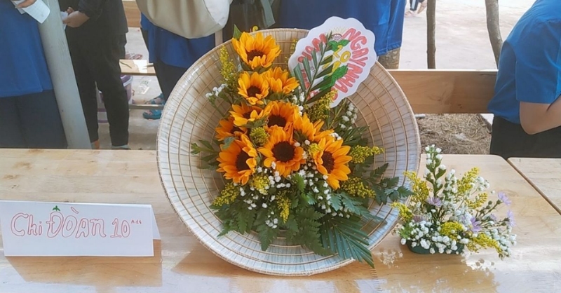 Tác phầm hoa hướng dương của chi đoàn 10 trưng bày mừng 20/11