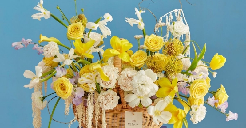 Hình ảnh giỏ hoa hồng tone vàng kết hợp trắng dành tặng thầy cô