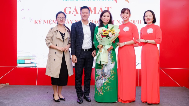 Ban lãnh đạo chụp hình lưu niệm với các giáo viên nhân ngày 20/11