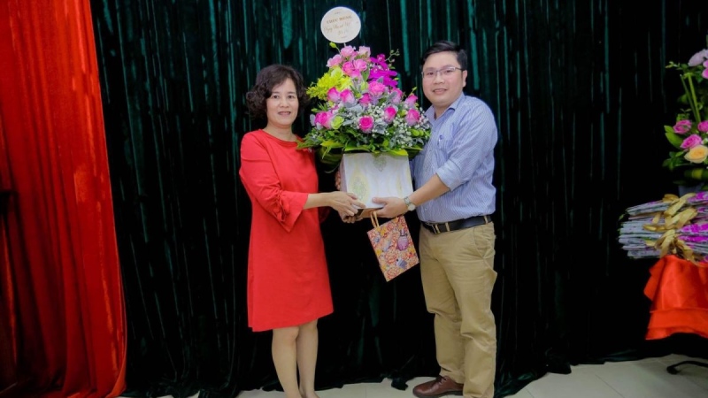 Phụ huynh học sinh tặng quà và phát biểu cảm ơn cô giáo nhân ngày 20/11