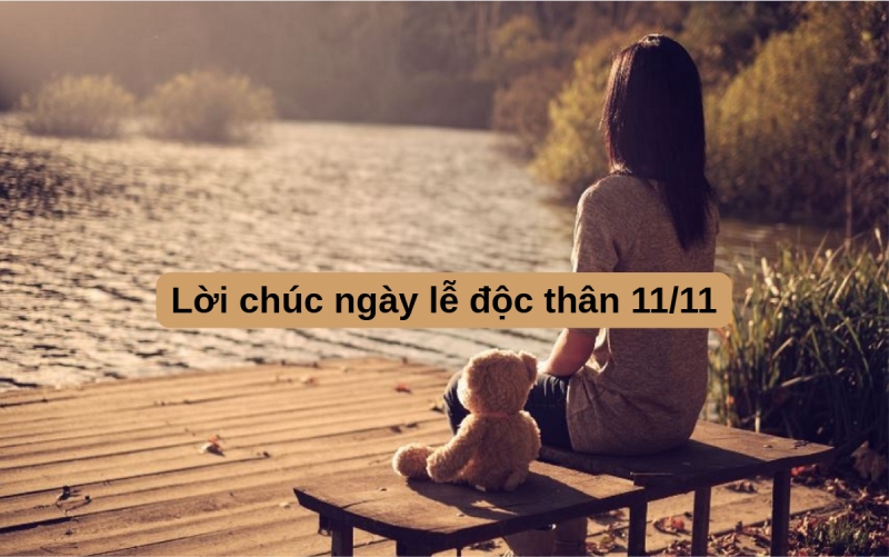 Cô gái ngồi bên hồ cùng gấu bông