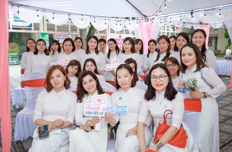 Hình ảnh cô giáo và học sinh chụp hình với hashtag 20/11