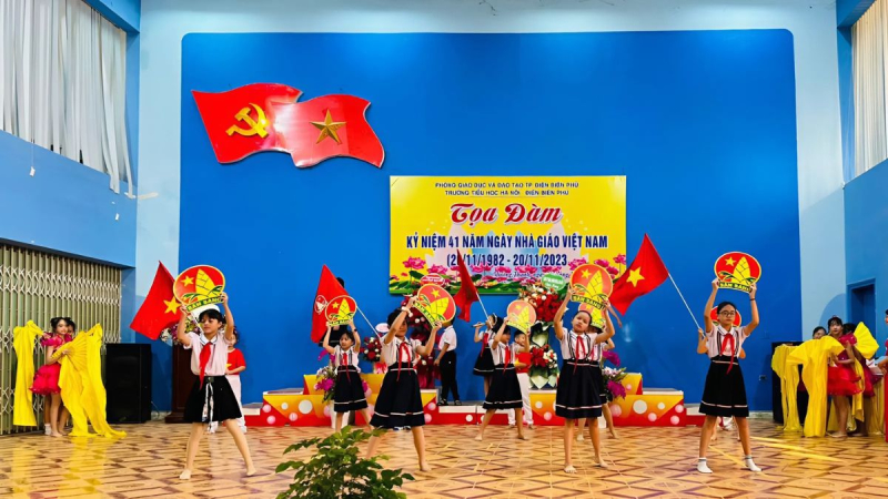 Chương trình 20/11 với phần phát biểu và tiết mục văn nghệ của học sinh