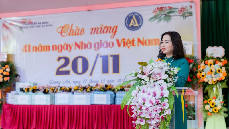 Cô giáo dẫn chương trình mừng 41 năm ngày Nhà giáo Viết Nam