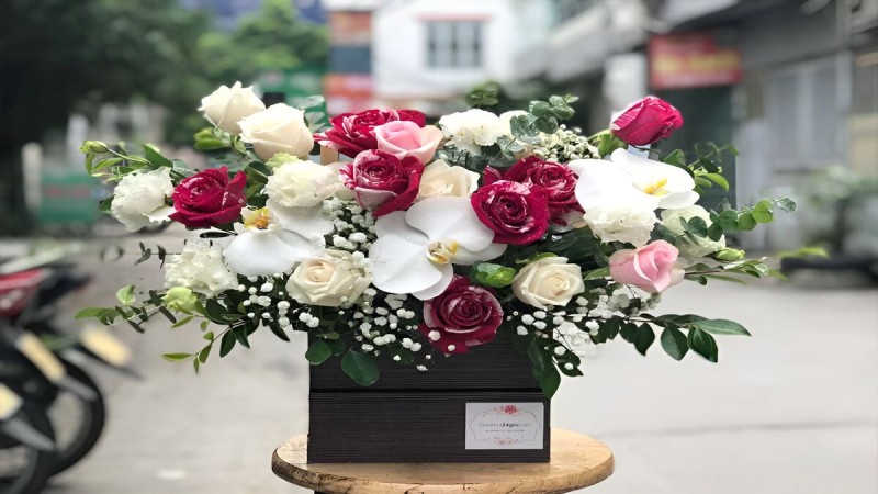 Bài thuyết trình 20/11 về mẫu hoa cắm kết hợp giữa hoa hồng và hoa lan hồ điệp