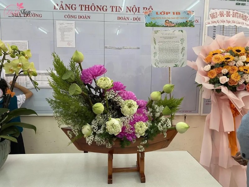 Bài dự thi cắm hoa 20/11 về hoa sen và hoa cúc mẫu đơn