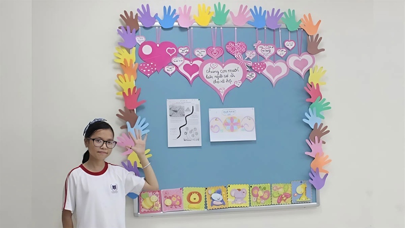 Mẫu bảng lớp 20/11 với hình dán dễ thương