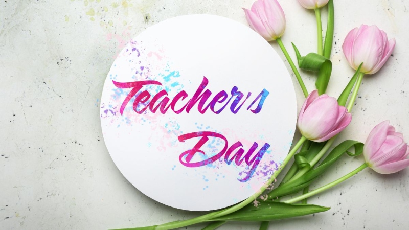 Thiệp Teacher’s Day với chữ màu hồng tím và bó hoa tulip hồng