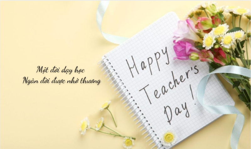 Sổ tay kèm hoa tươi và dòng chữ “Happy Teacher’s Day