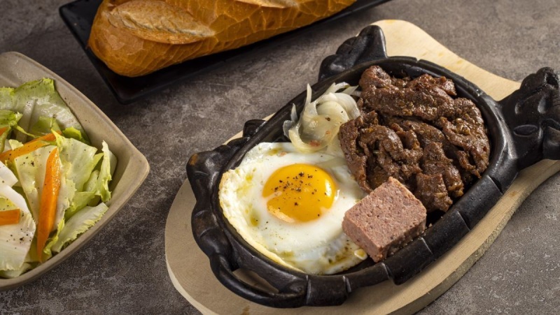 Bò né trứng ốp la và pate