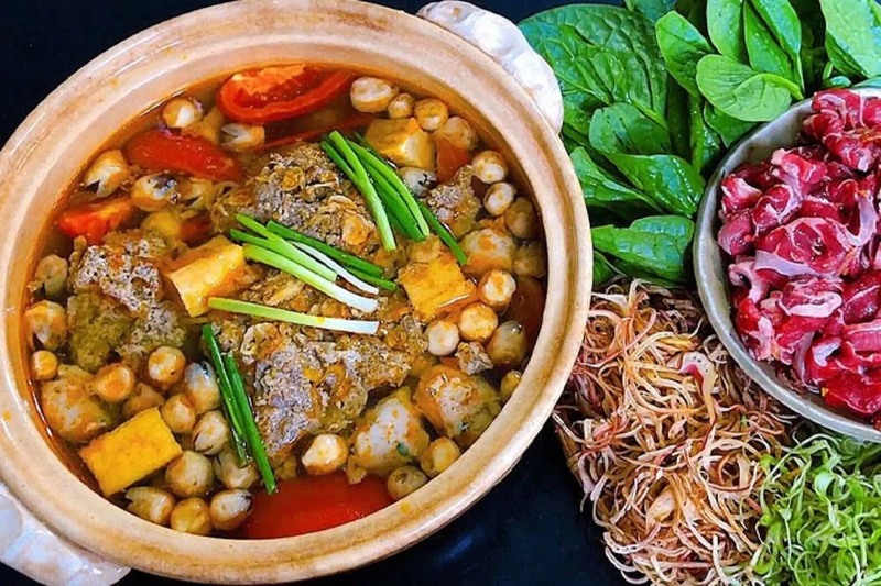 Lẩu riêu cua ăn kèm rau và thịt bò