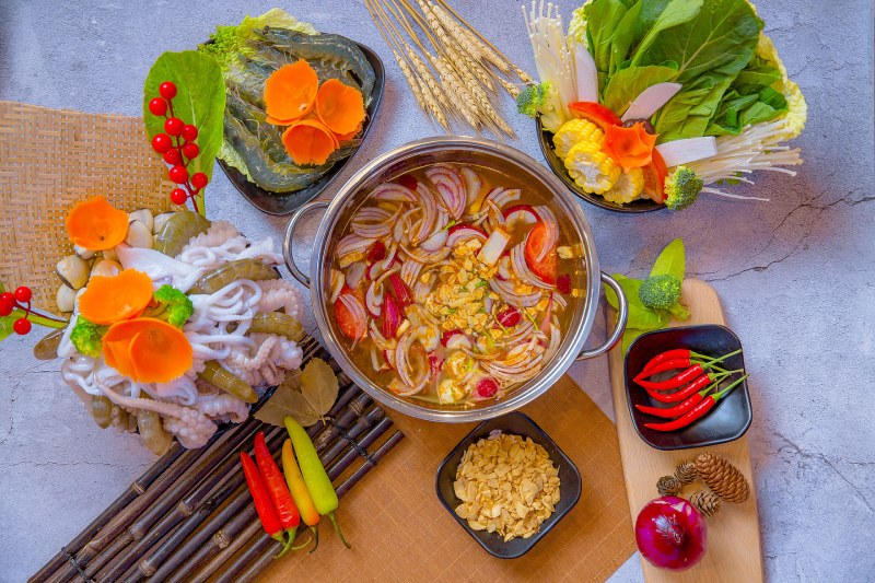Lẩu kim chi với nhiều topping
