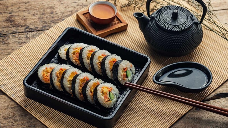 Kimbap nhân rau củ và trứng