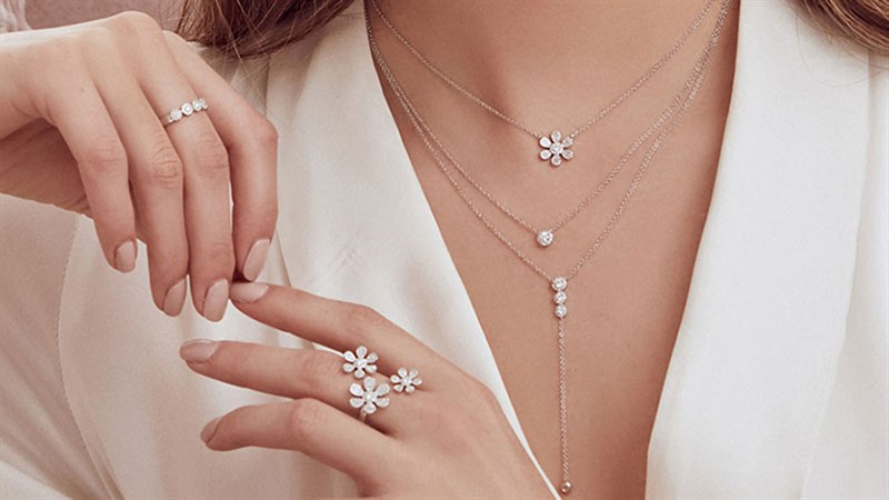 Bộ trang sức bạc tinh tế dành cho nữ