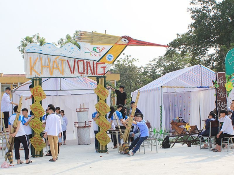 Cổng trại Khát Vọng với mô hình chim lớn trang trí bằng tre