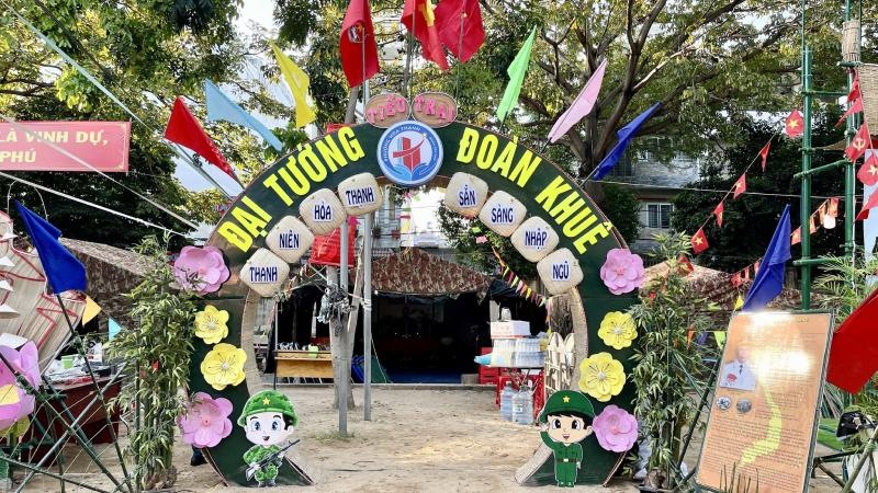 Cổng trại Đại tướng Đoàn Khuê trang trí hình chiến sĩ và hoa