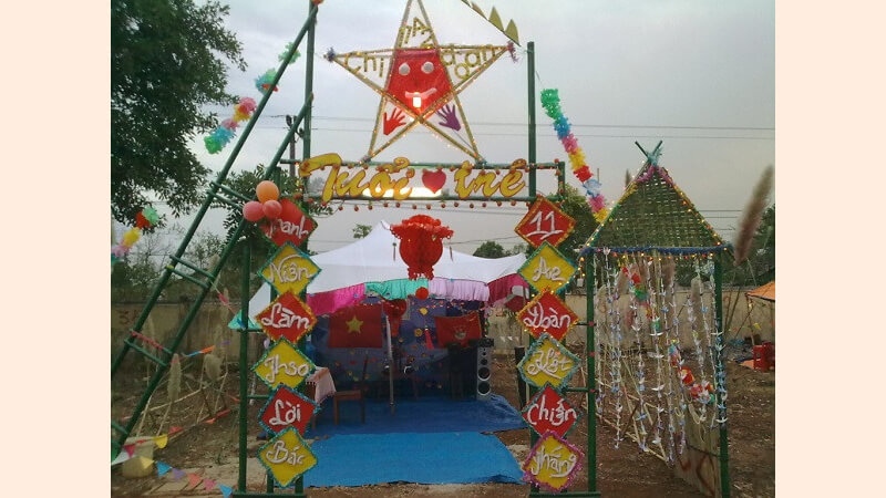 Cổng trại Tuổi Trẻ với ngôi sao lớn và biển chữ trang trí hai bên