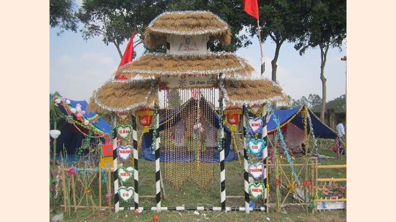 Cổng trại mái tranh trang trí tre và các biển chữ thanh niên