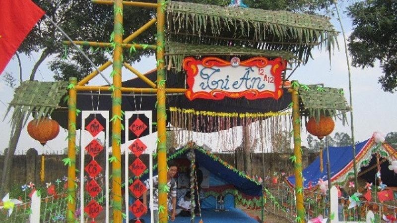 Cổng trại “Tri Ân” làm bằng tre, trang trí lá dừa và lồng đèn