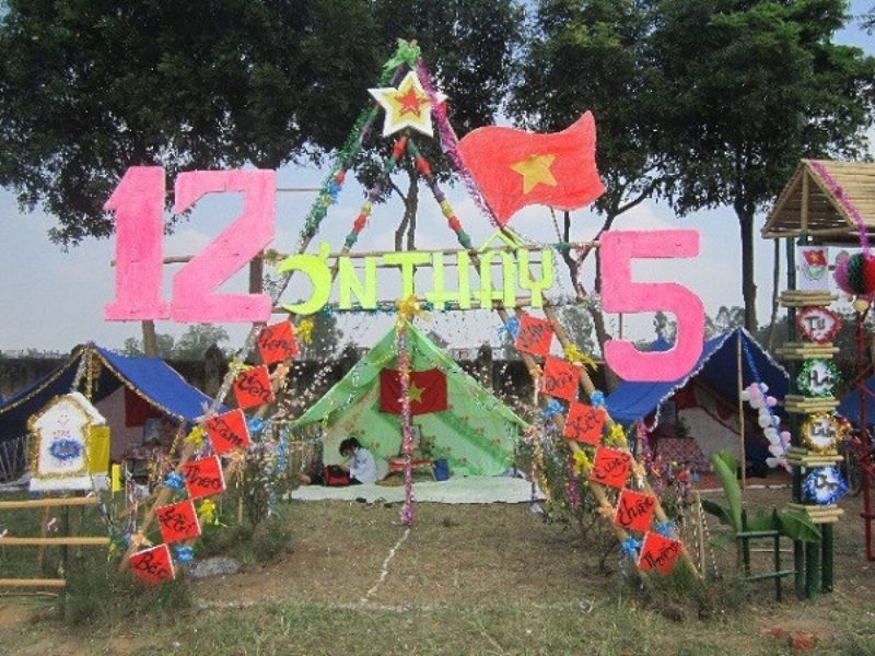 Cổng trại số 12 và 5 với chữ “Ơn Thầy”, trang trí cờ và dây kim tuyến