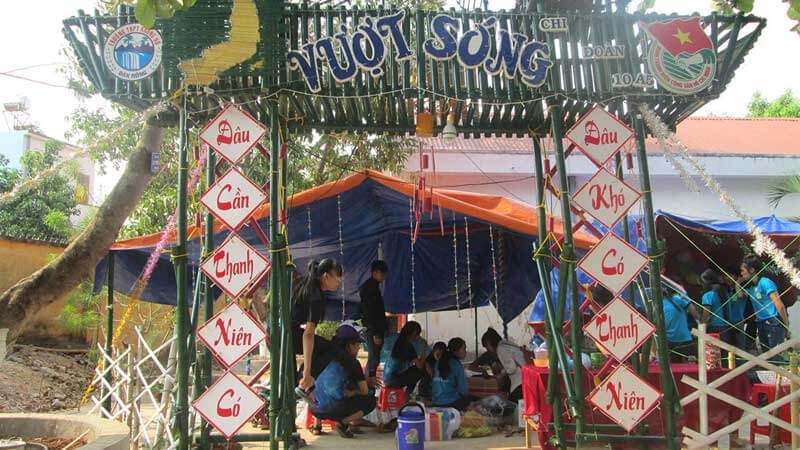 Cổng trại Vượt Sóng với các biển chữ trang trí tre