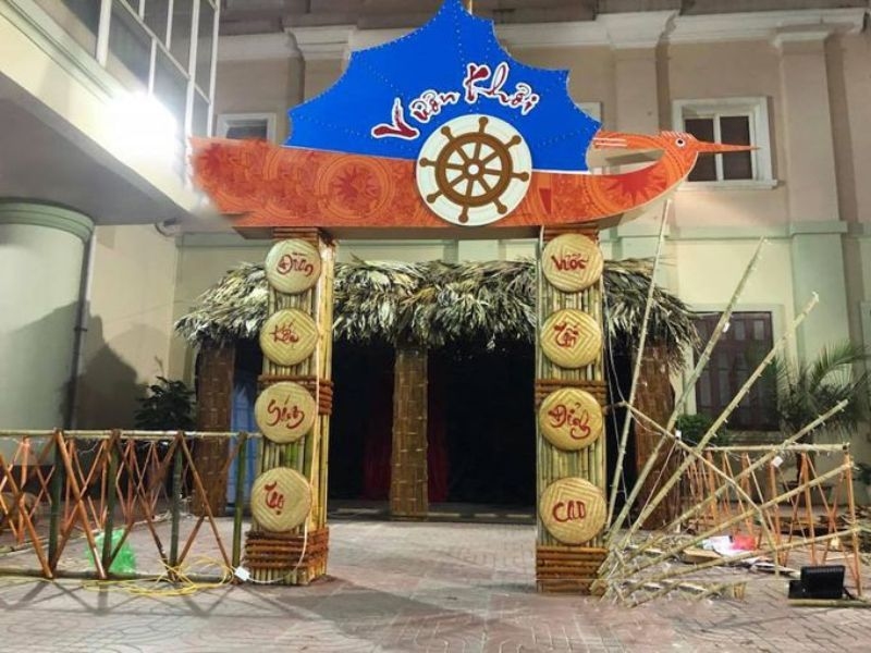 Cổng trại Viễn Khơi với biểu tượng bánh tráng treo chữ