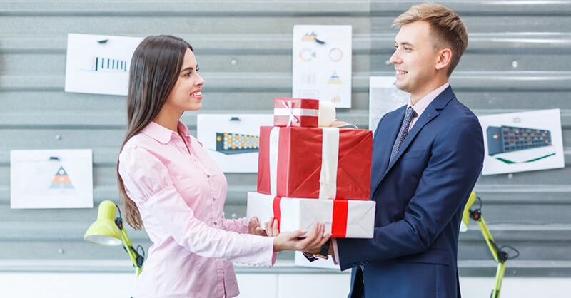Mua quà Tết gì để biếu sếp? Gợi ý 10 món quà tinh tế, ghi điểm
