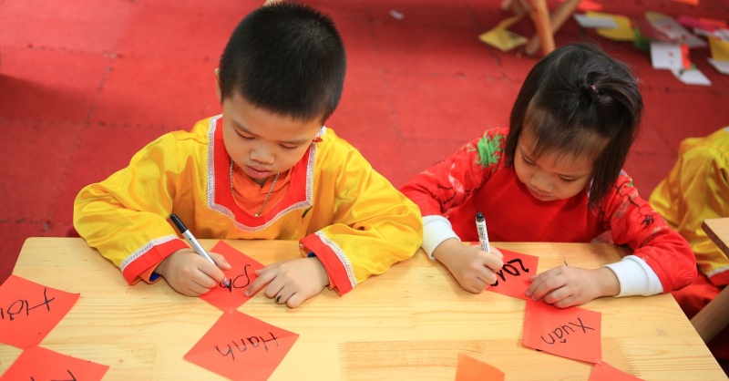 11 Ý tưởng trang trí lớp học ngày Tết đẹp, sáng tạo 2026