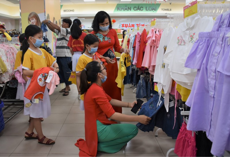 Chọn quần áo mới chuẩn bị Tết